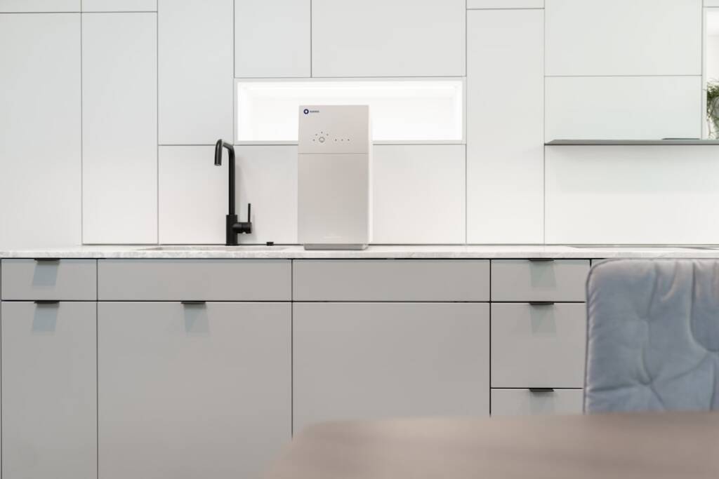 Bathroom Remodeling Team: Smart Fixtures That Save Water and Look Amazing
